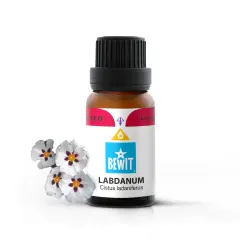 Butelka olejku labdanum obok kwiatów czystka. Zapach labdanum jest balsamiczny, drzewny, lekko dymny i słodki.