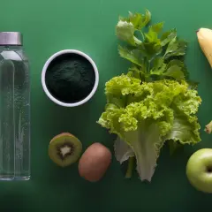 Naturalne składniki do detoksu: woda, spirulina, kiwi, sałata, seler, banan i jabłko pomogą Ci jak oczyścić organizm z pasożytów.