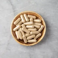 Kapsułki z ashwagandhą w miseczce. Zanim zaczniesz stosowanie, sprawdź potencjalne ashwagandha skutki uboczne.