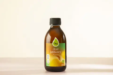 Butelka octu jabłkowego Olini. Naturalny produkt wspierający organizm, np. w walce ze śluzem.