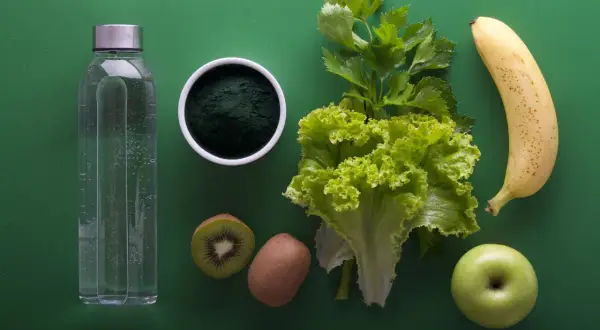 Naturalne składniki do detoksu: woda, spirulina, kiwi, sałata, seler, banan i jabłko pomogą Ci jak oczyścić organizm z pasożytów.
