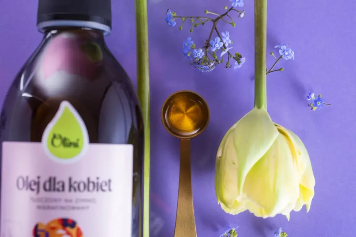Olej dla kobiet i kwiaty symbolizują naturalne sposoby na menopauzę. Złota łyżeczka z płynem sugeruje wsparcie w tym okresie.