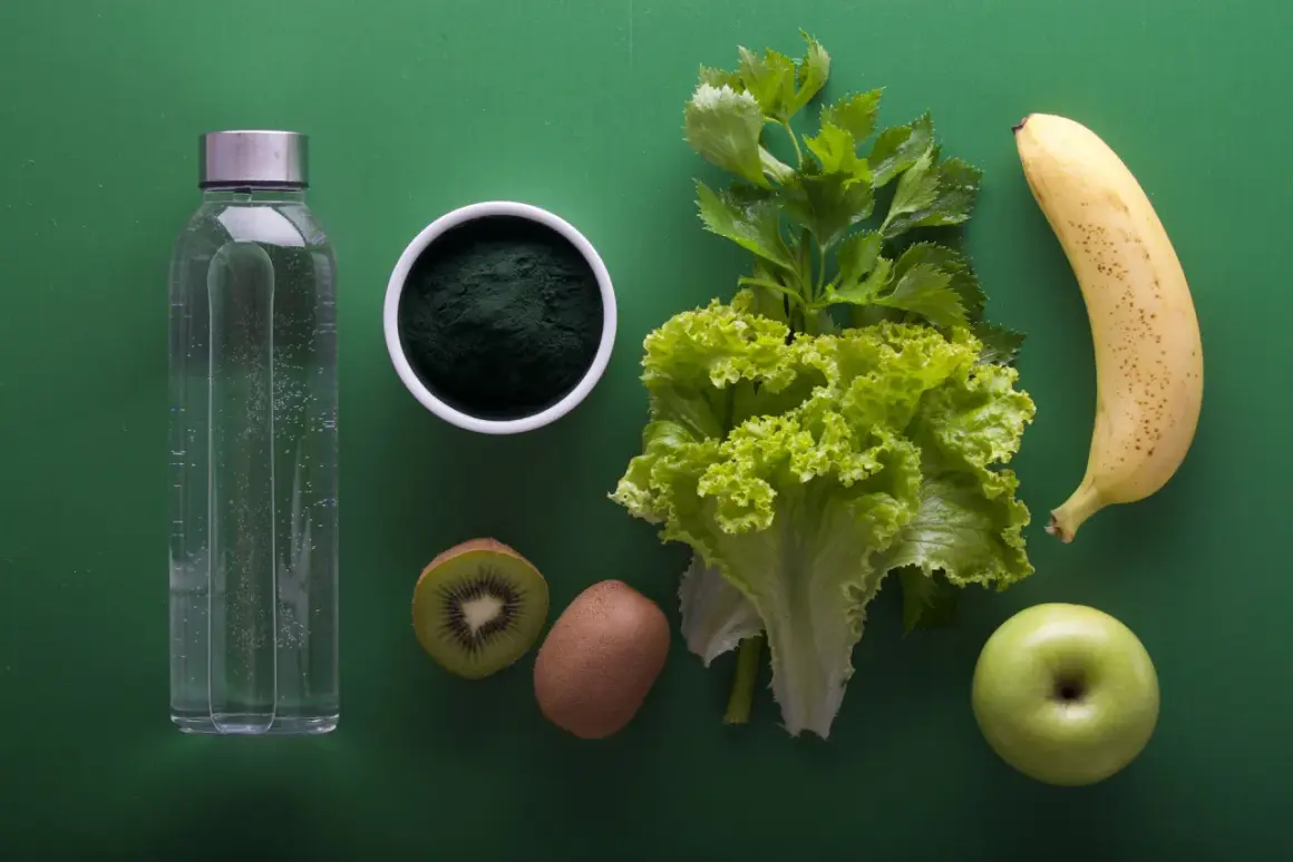 Naturalne składniki do detoksu: woda, spirulina, kiwi, sałata, seler, banan i jabłko pomogą Ci jak oczyścić organizm z pasożytów.