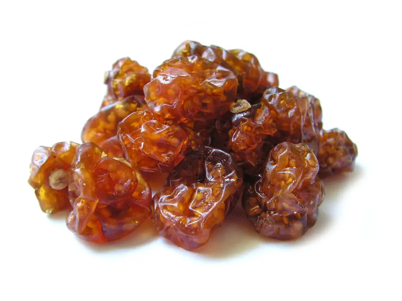 Gromadzenie bursztynowych, pomarszczonych owoc&oacute;w physalis, wyglądających jak małe, słodkie skarby.