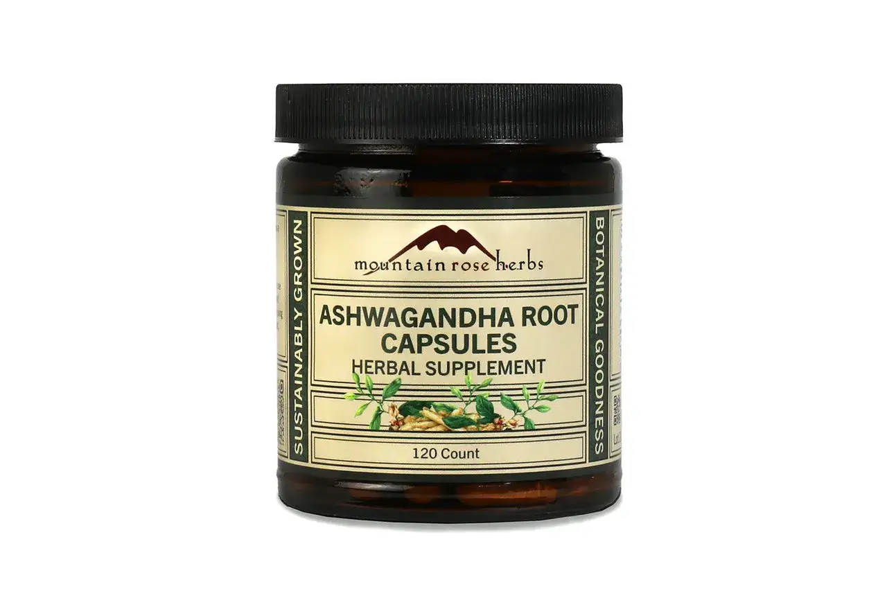 Słoik kapsułek z korzeniem ashwagandhy. Przed zażyciem warto sprawdzić potencjalne ashwagandha skutki uboczne.