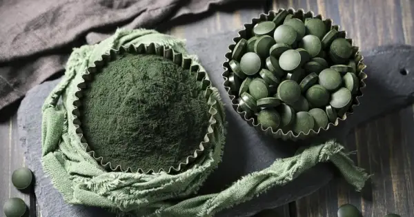 Proszek i tabletki z chlorelli. Choć suplementacja jest popularna, warto znać potencjalne chlorella skutki uboczne.