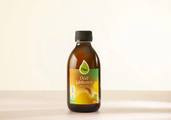 Butelka octu jabłkowego Olini. Naturalny produkt wspierający organizm, np. w walce ze śluzem.
